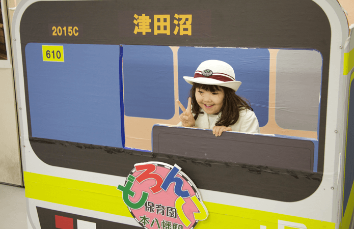 どろんこ号?に乗ってVサイン