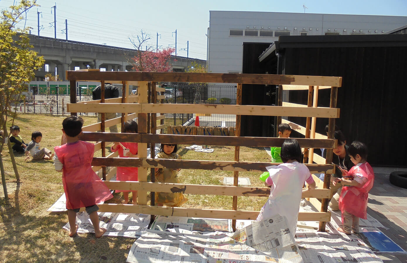 ヤギ小屋にペンキを塗る子どもたち