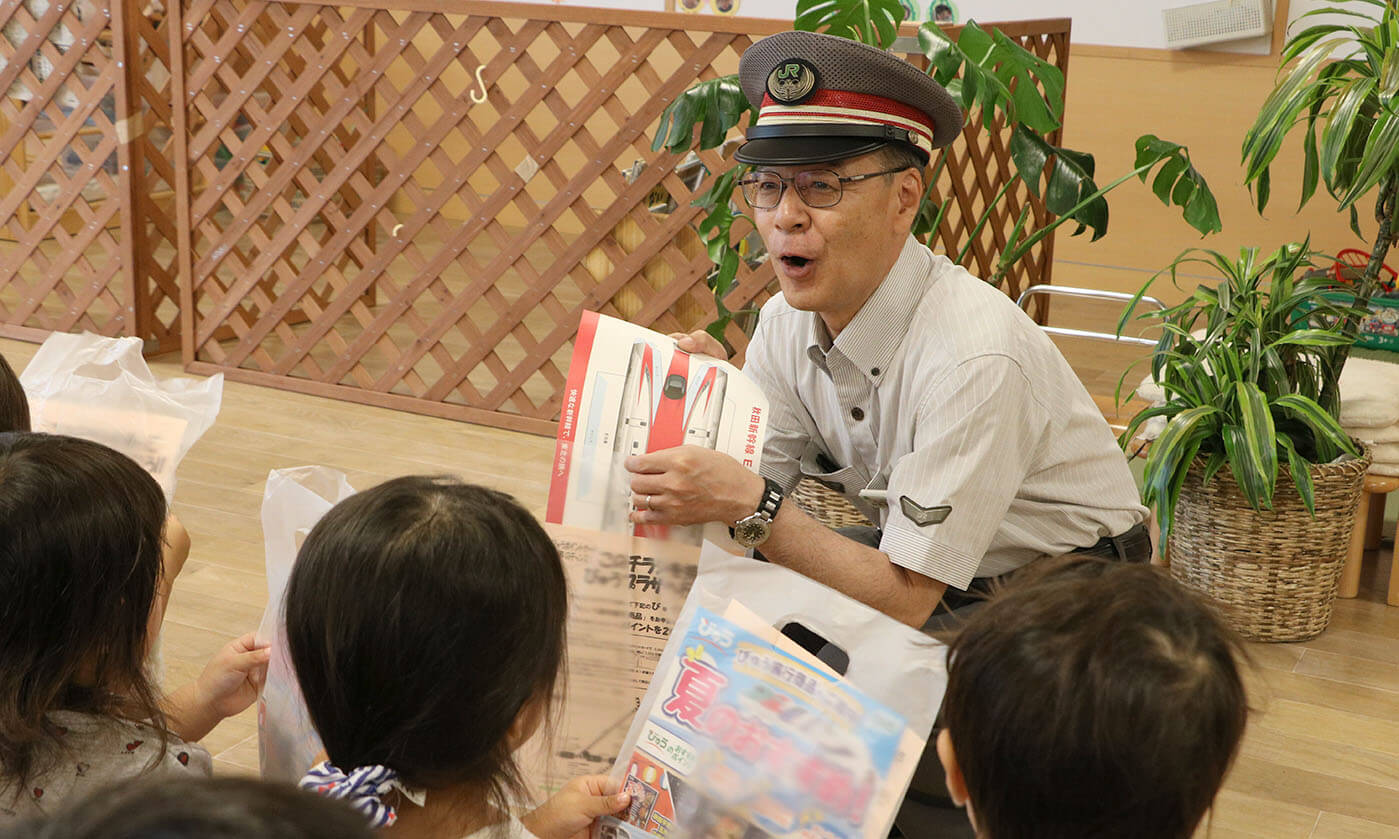 電車に詳しい子どもに「すごいね、良く知ってるね~」と、駅長の芹澤さんもビックリ!