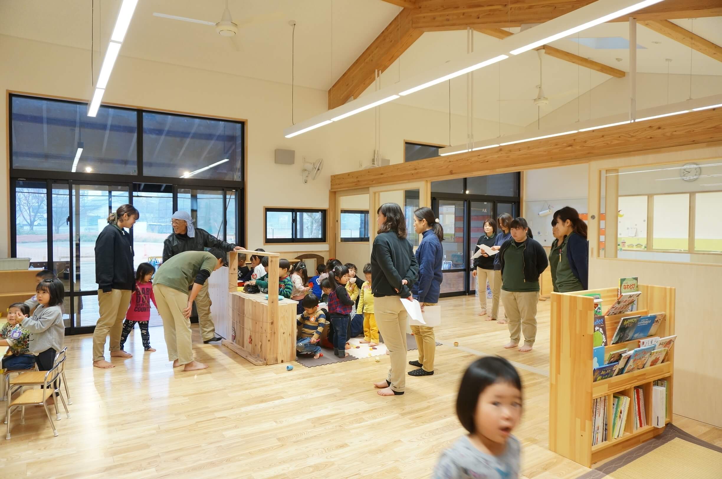 コーナー遊びの様子を見て回る見学者