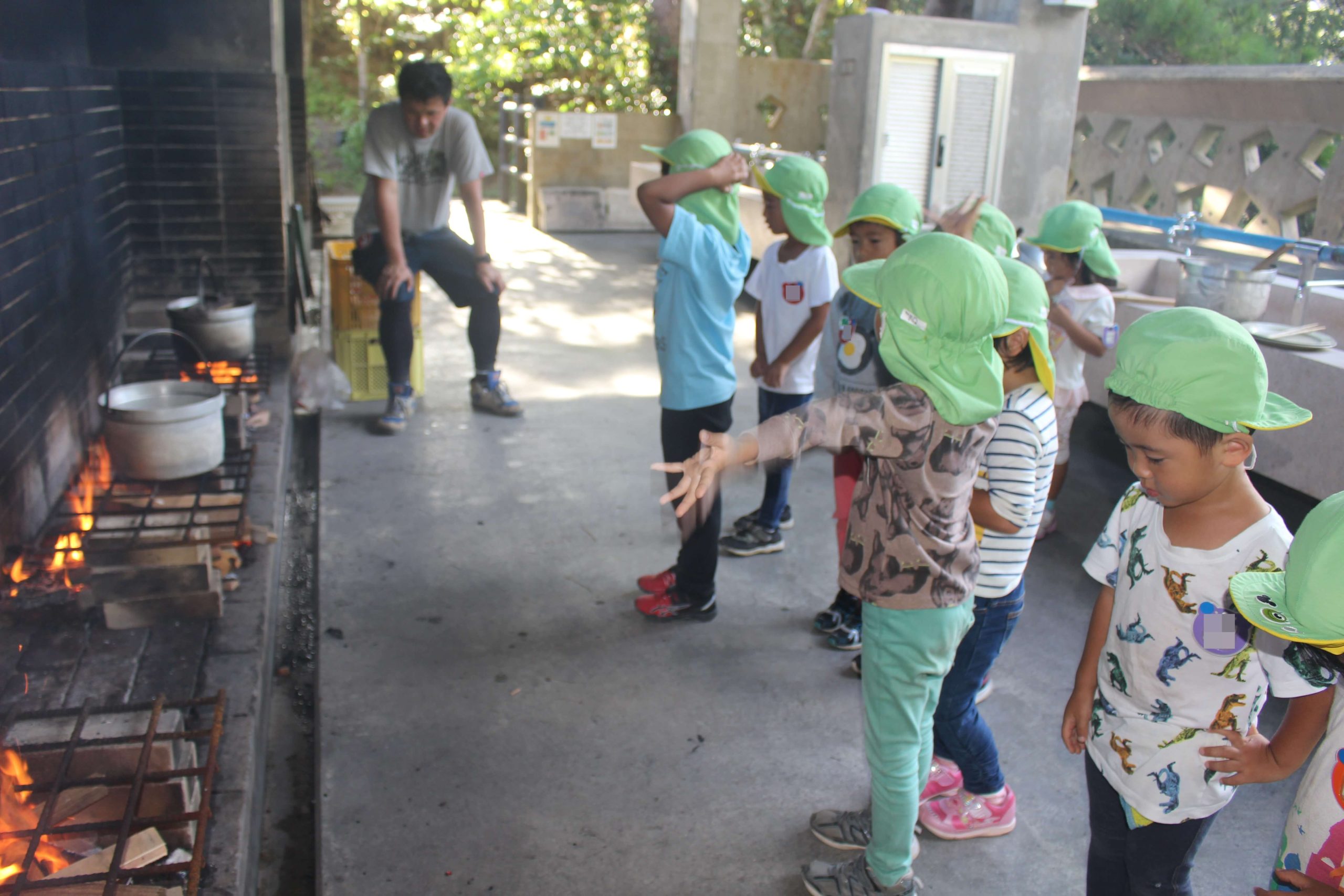 飯盒炊飯に挑戦!煙たいけれどもこれも経験。