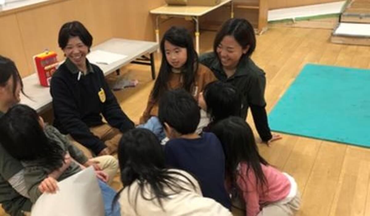 どろ遊びをする子どもたち