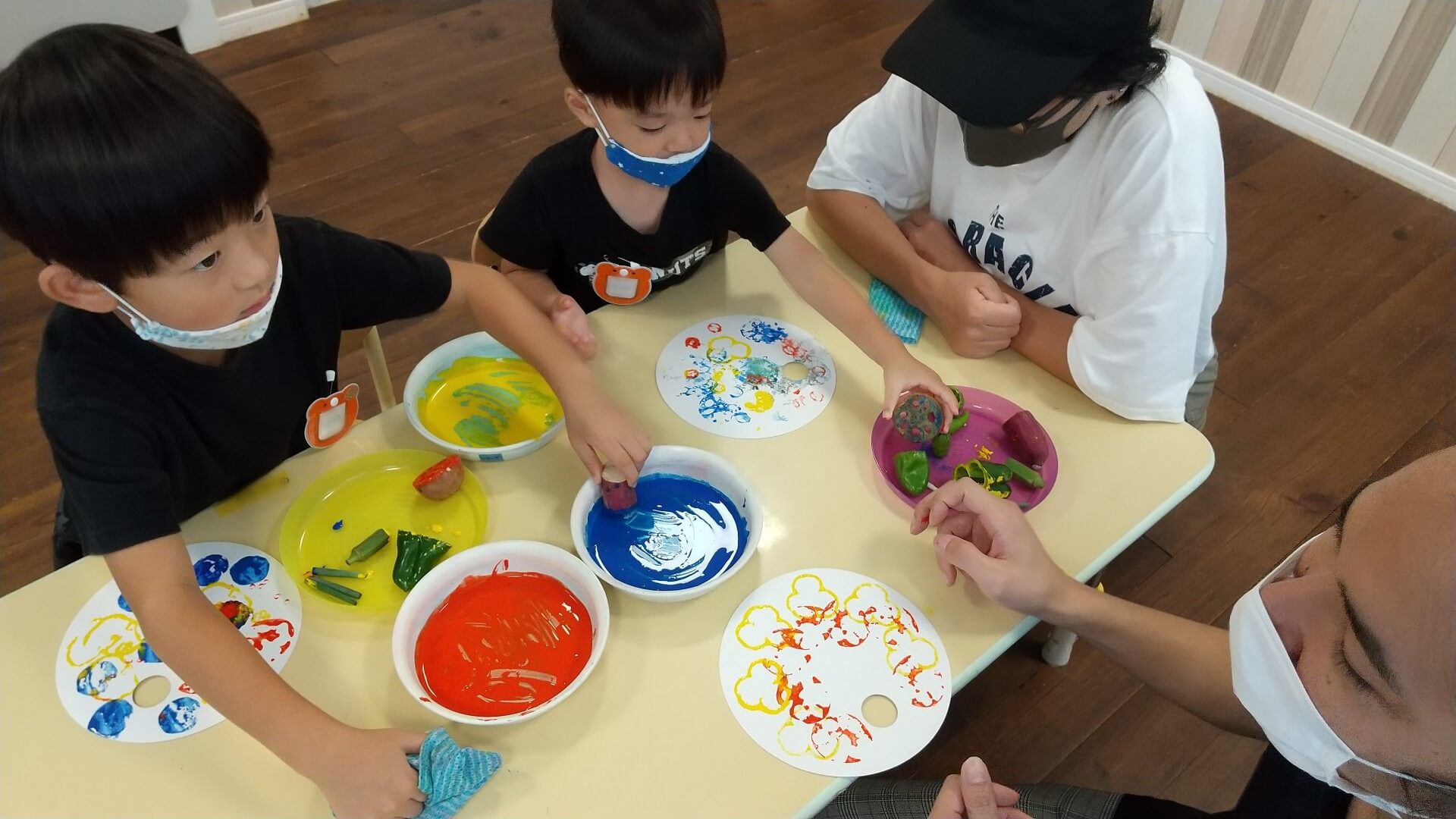 野菜スタンプをする子ども