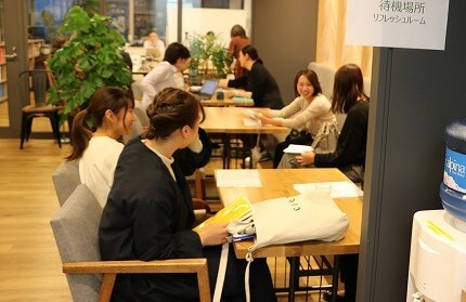 プレゼンの順番を待つ参加チーム(2019年度に撮影)