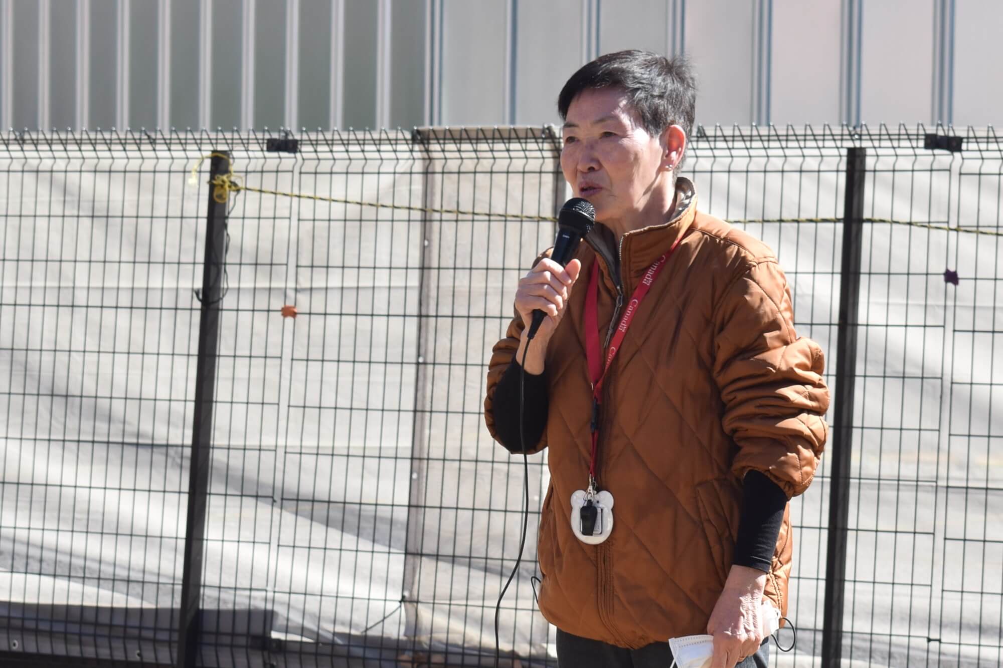 園庭で挨拶する清瀬どろんこ保育園 岡田園長