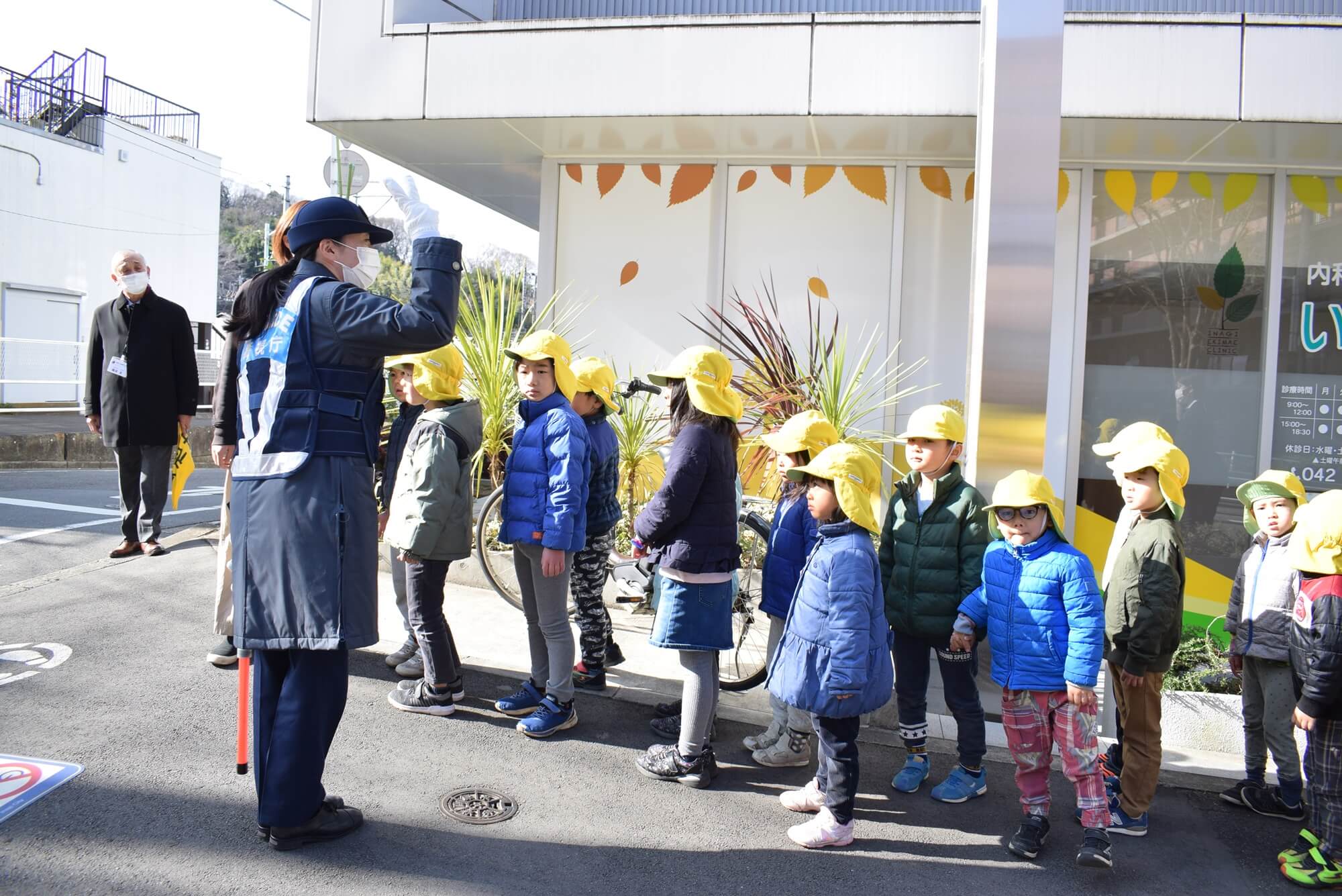 福田さん(左奥)も周囲に気を配りながら見守った