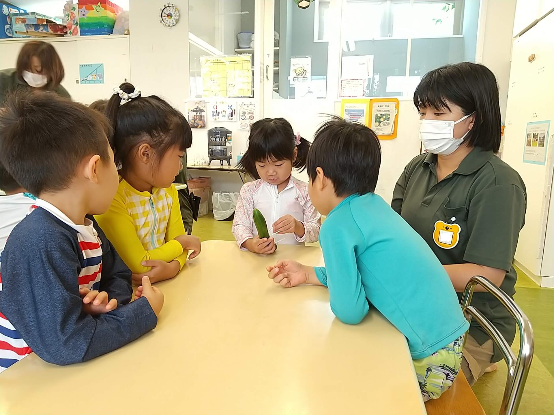 子どもたちを見守る本間さん(右)