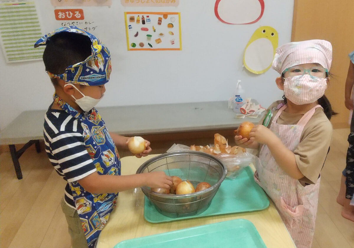玉ねぎの皮をむく子どもたち