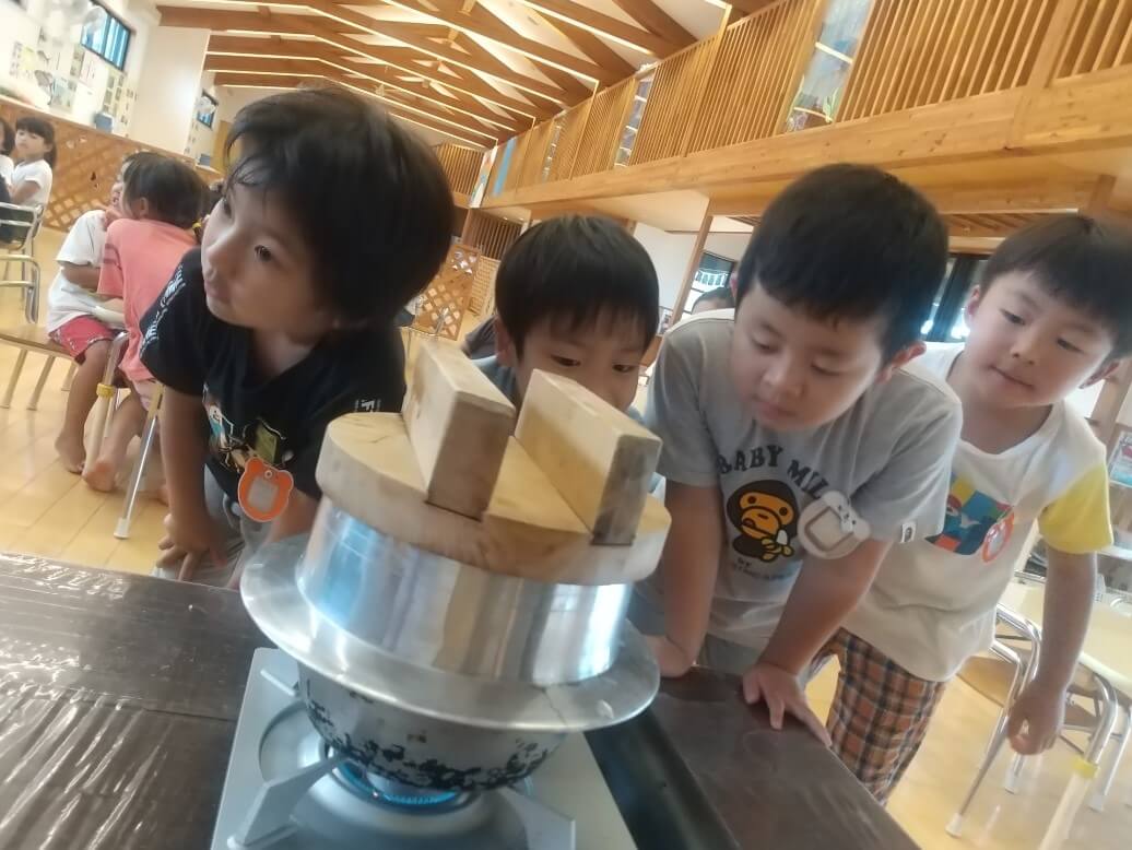 羽釜での炊き上がりを待つ子どもたち