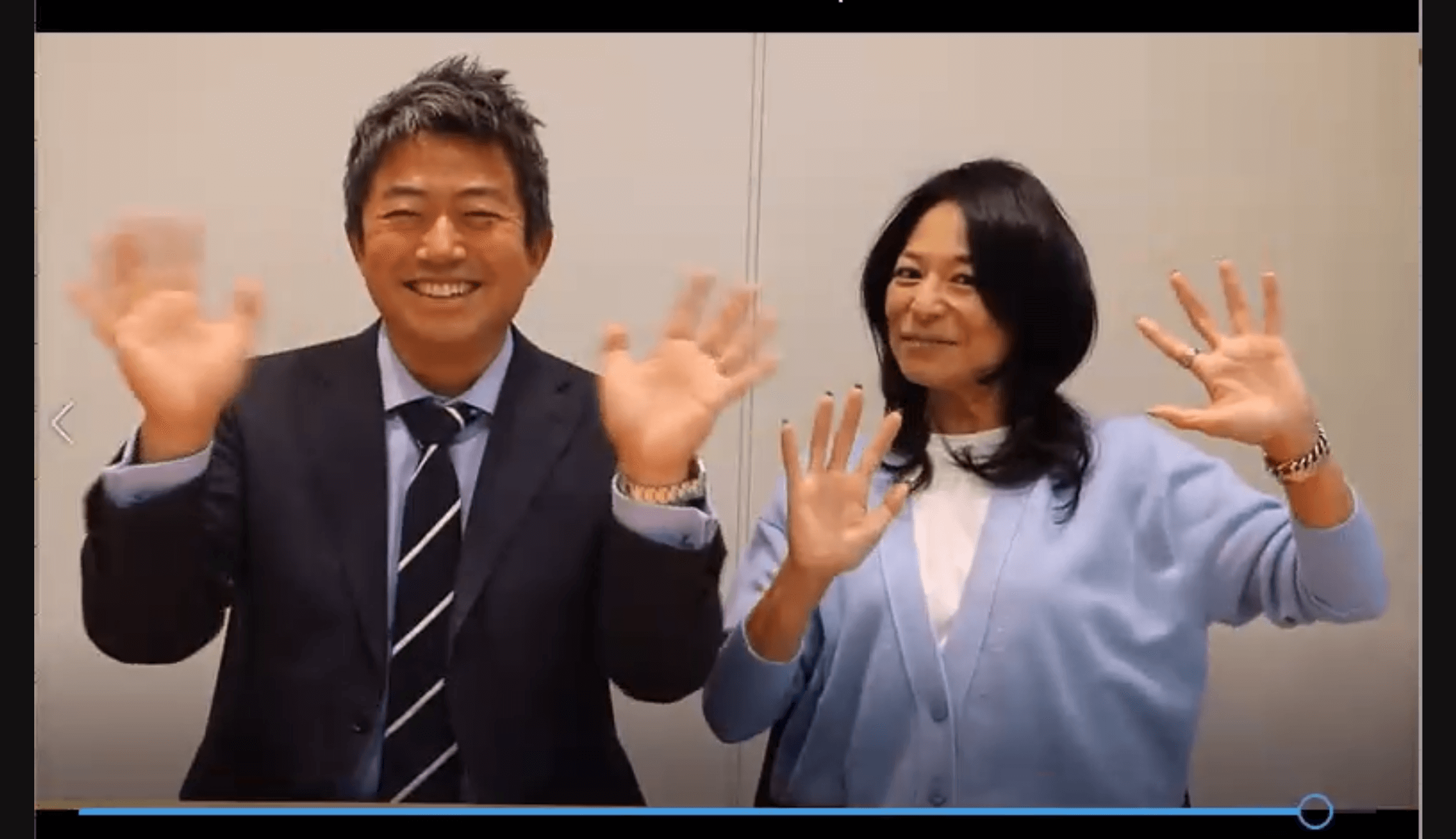笑顔で激励のメッセージを贈る高堀(左)と安永(右)