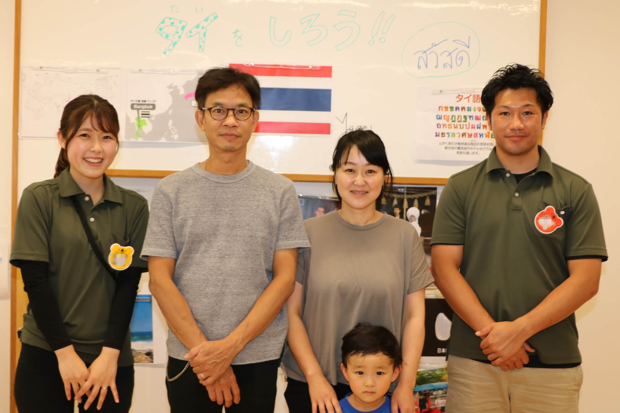 岡本さん(一番左)、佐藤施設長(一番右)