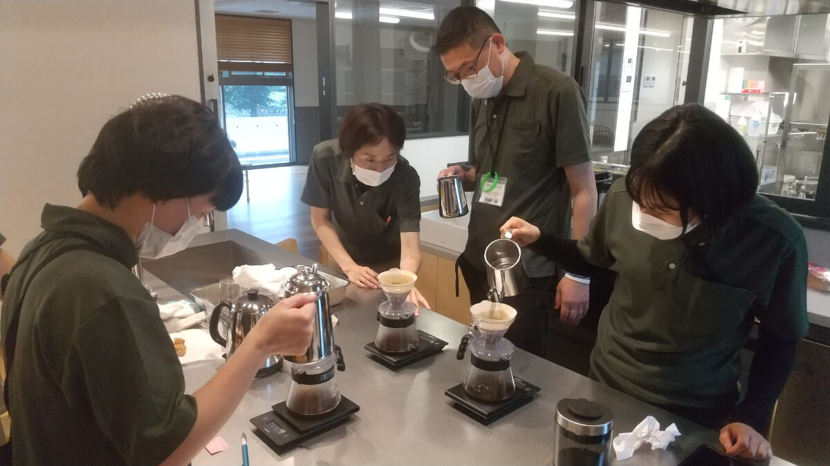 コーヒーの淹れ方を練習するスタッフたち