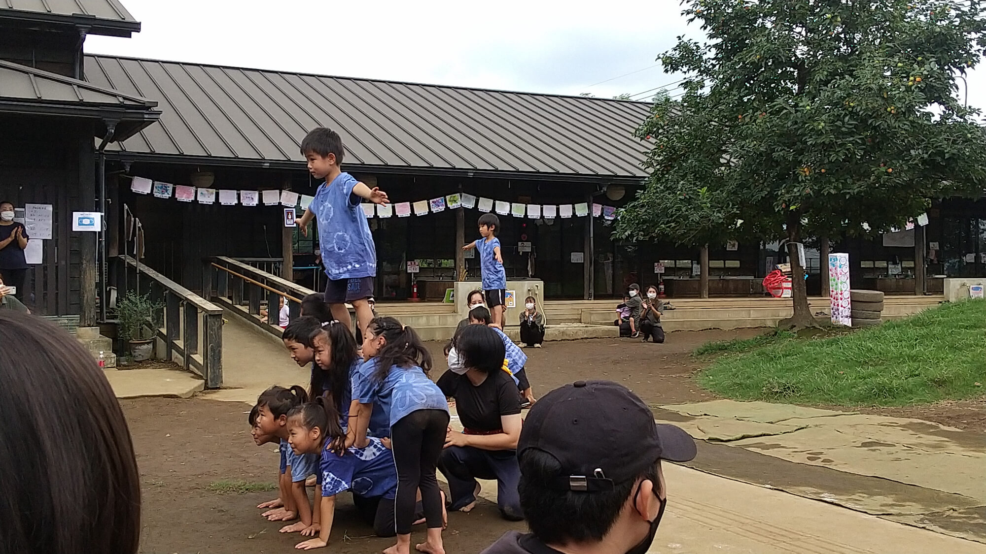 組体操に挑戦する子どもたち