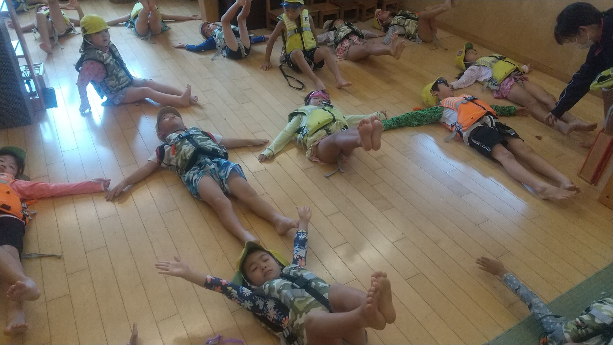 ライフジャケットの使い方を教わる子どもたち