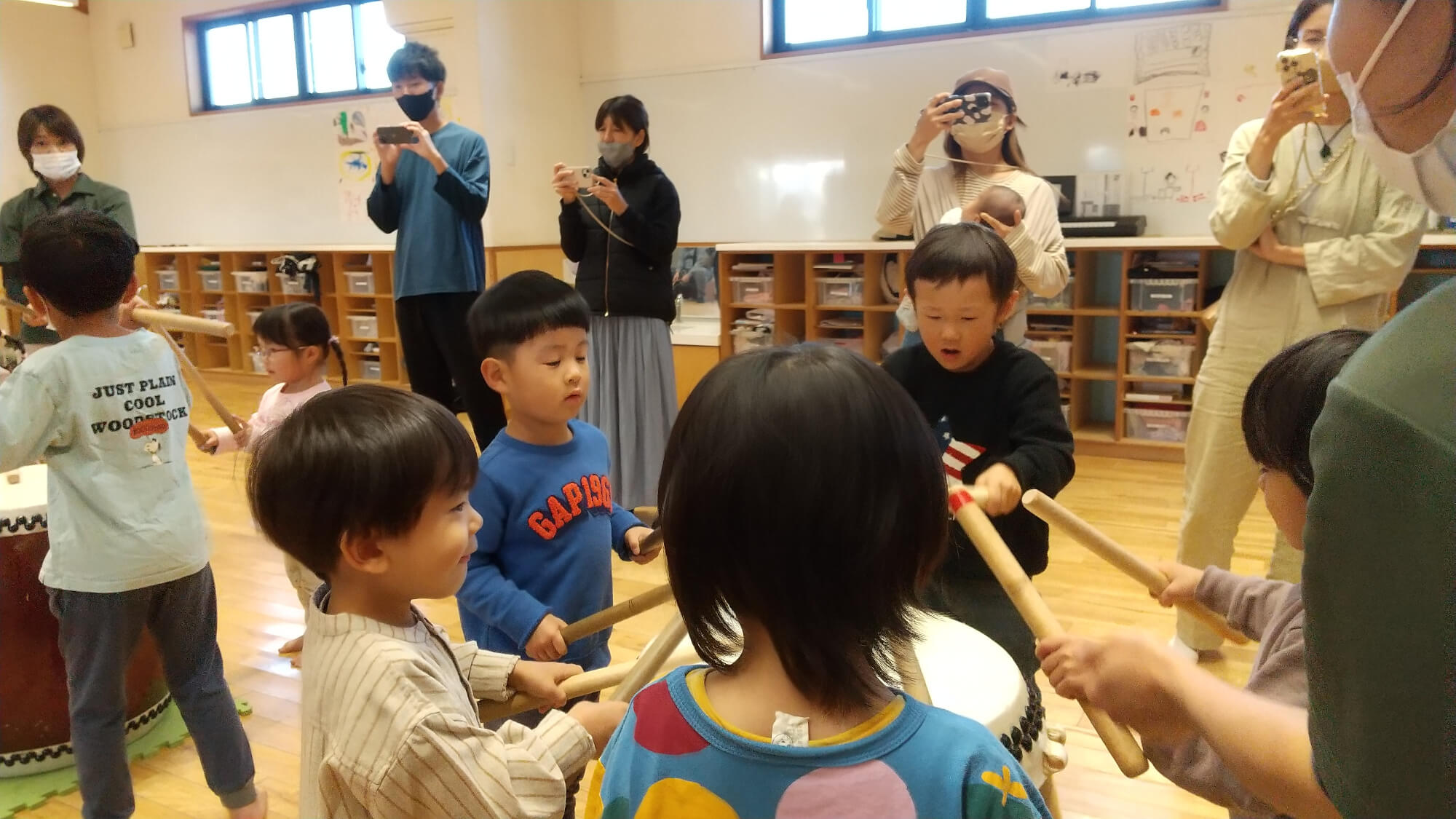 鼓を叩く子どもたち