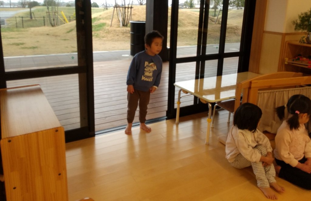 遠くから様子を見ている子ども