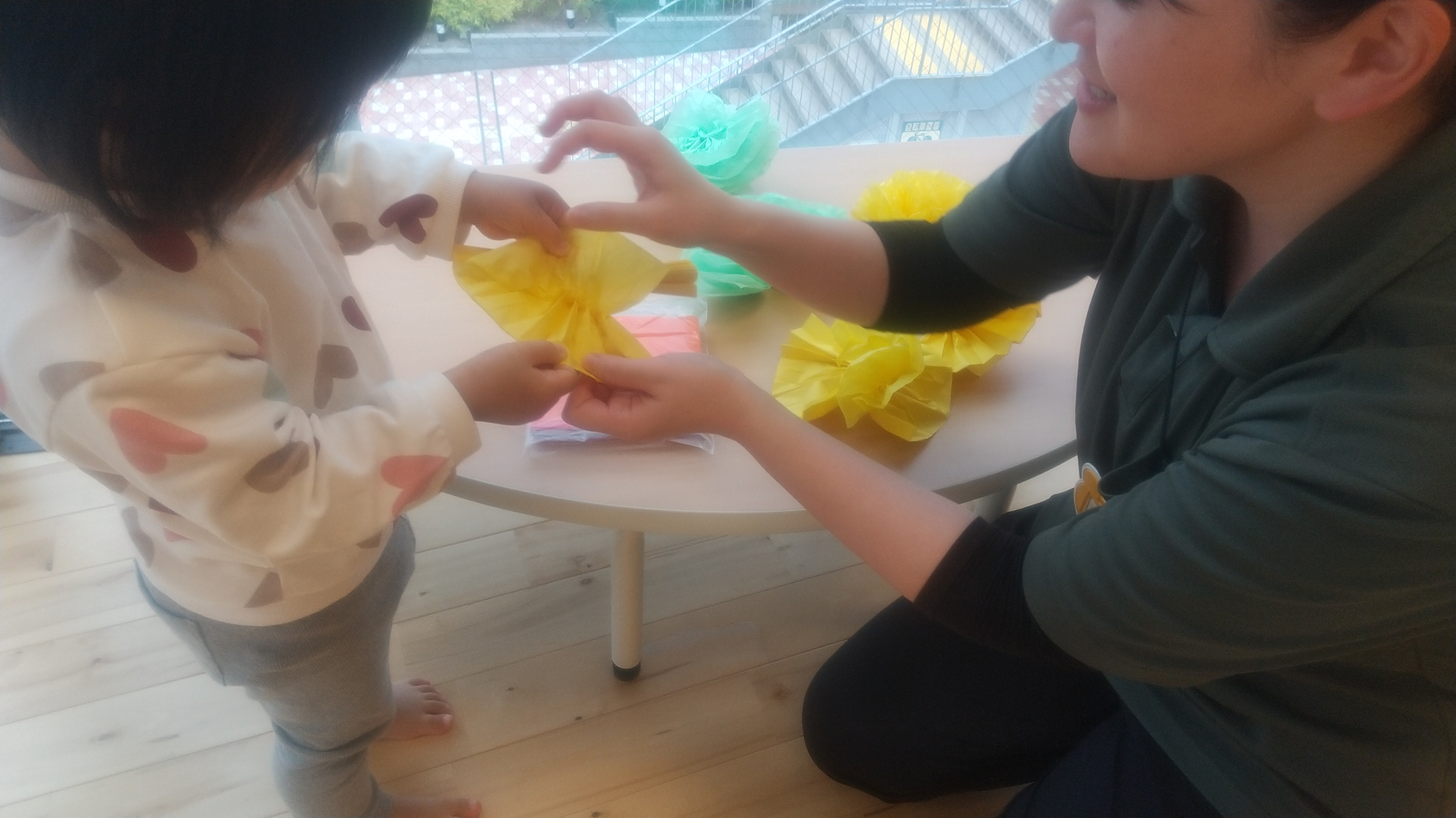 飾りを作る子ども