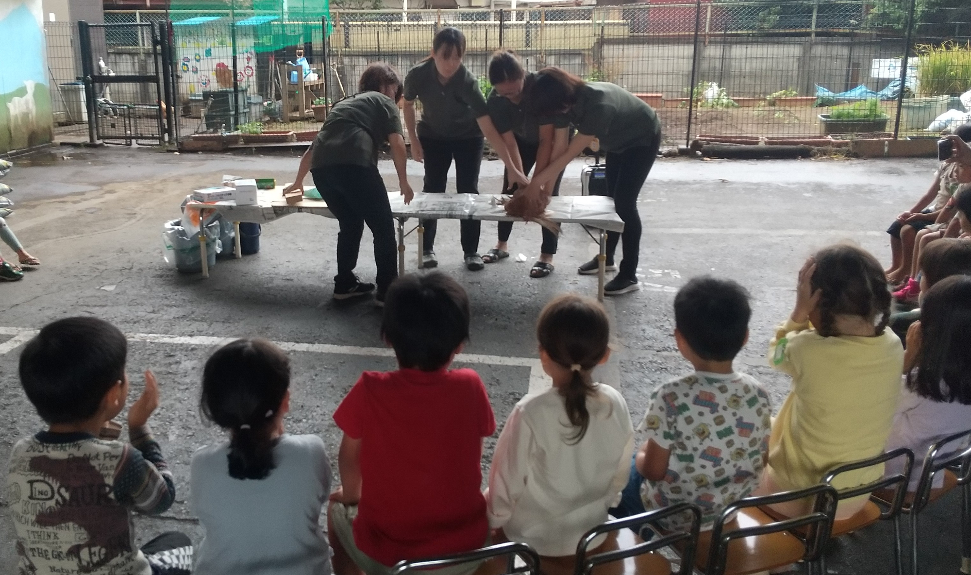 鶏を絞める様子