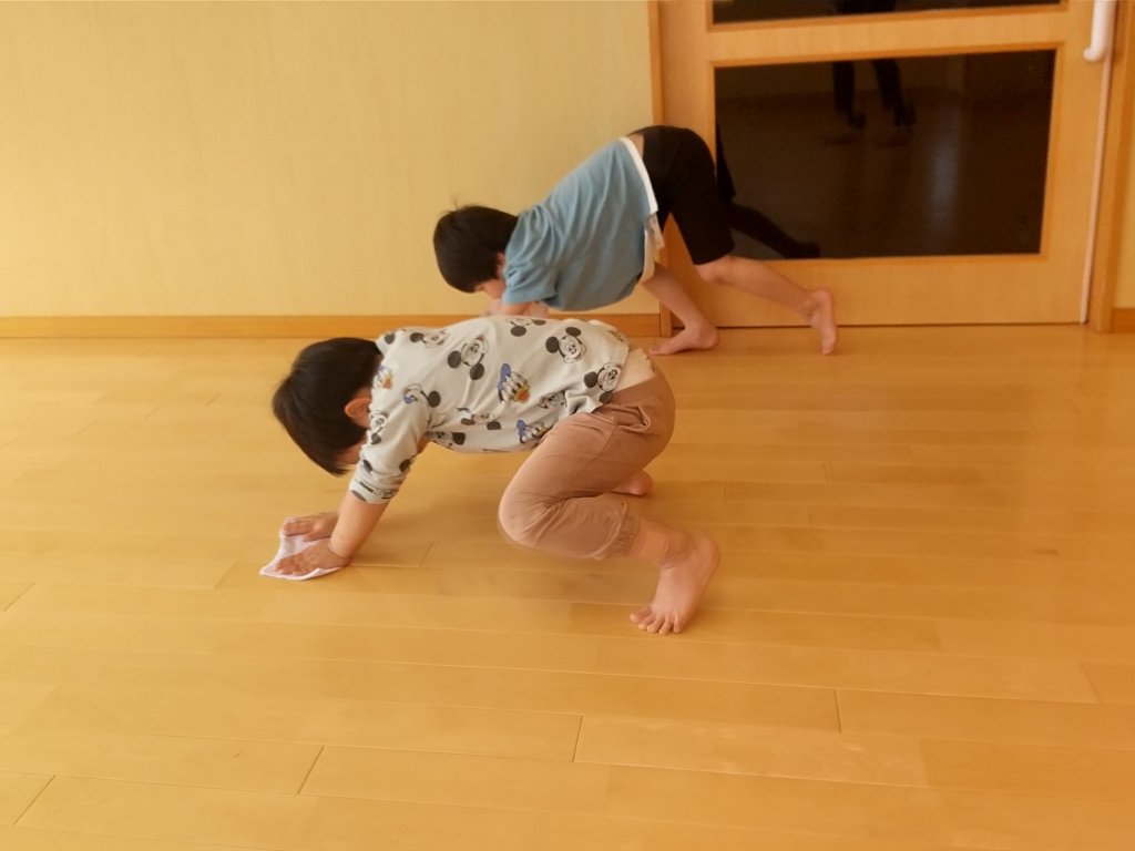 ぞうきんがけをする子どもたち