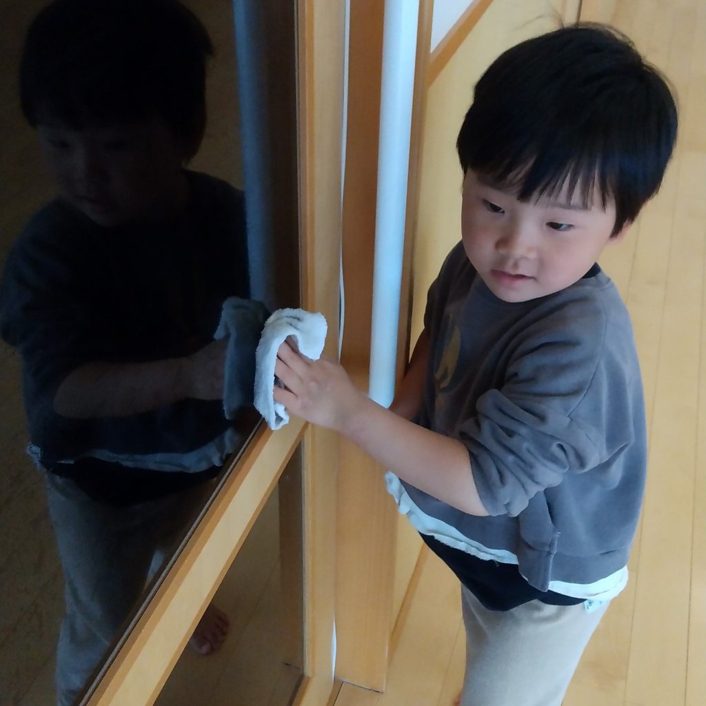 手すりを拭く子ども