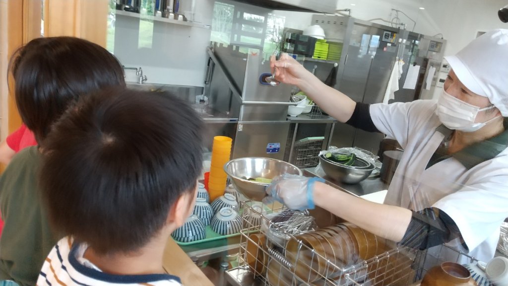 調理される様子を観察