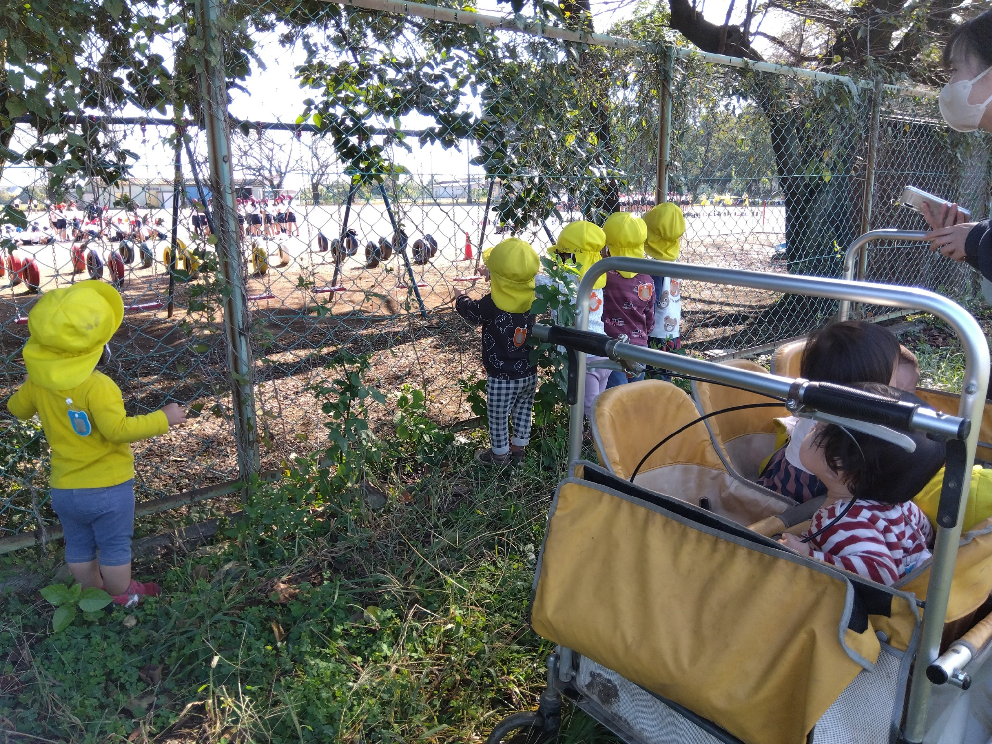 小学生を見つめる子どもたち