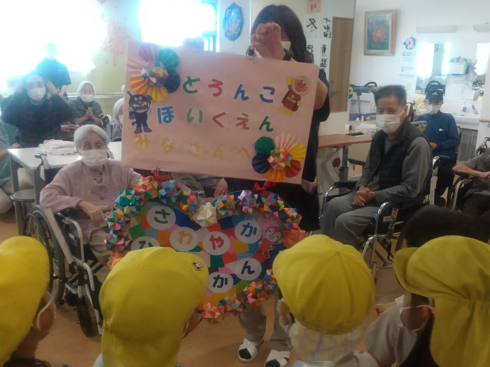 子どもたちにプレゼントが送られる様子