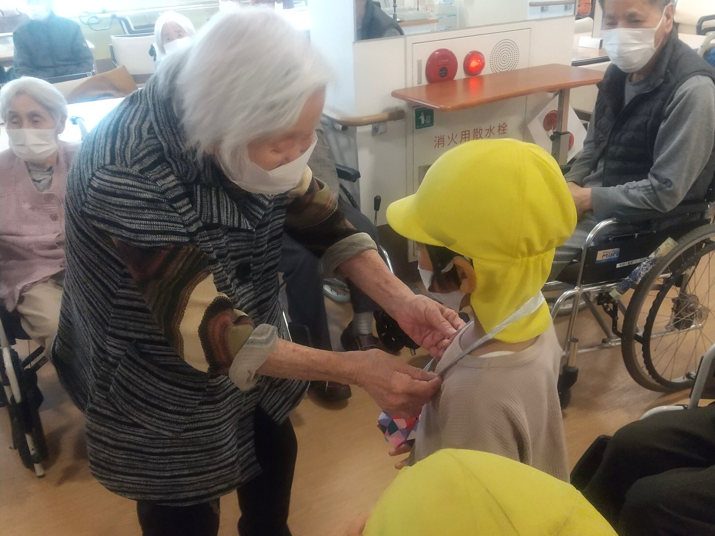 メダルを首にかけてもらう子ども