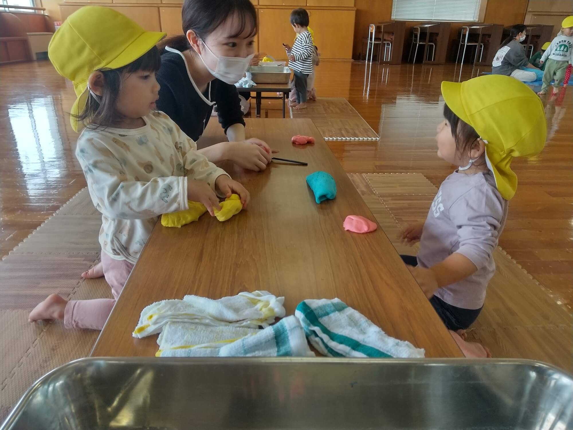 子どもたちはすっかりなじんで学生と話している様子