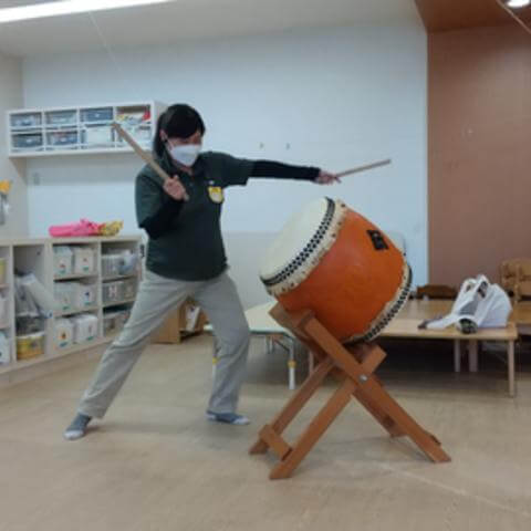 和太鼓を披露するスタッフ"