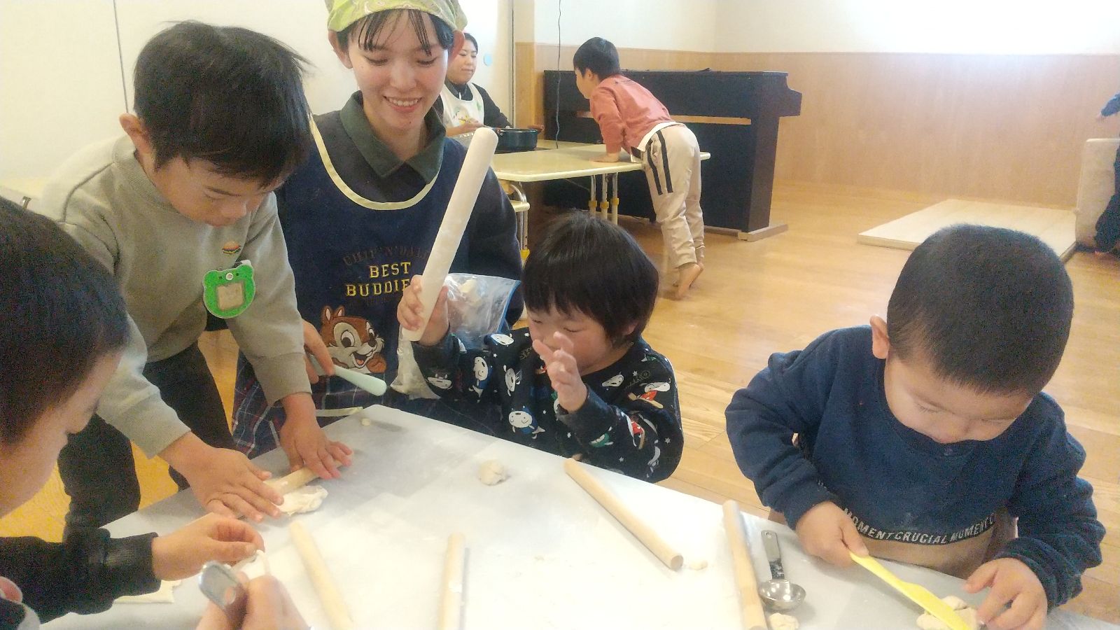 生地を伸ばす子ども