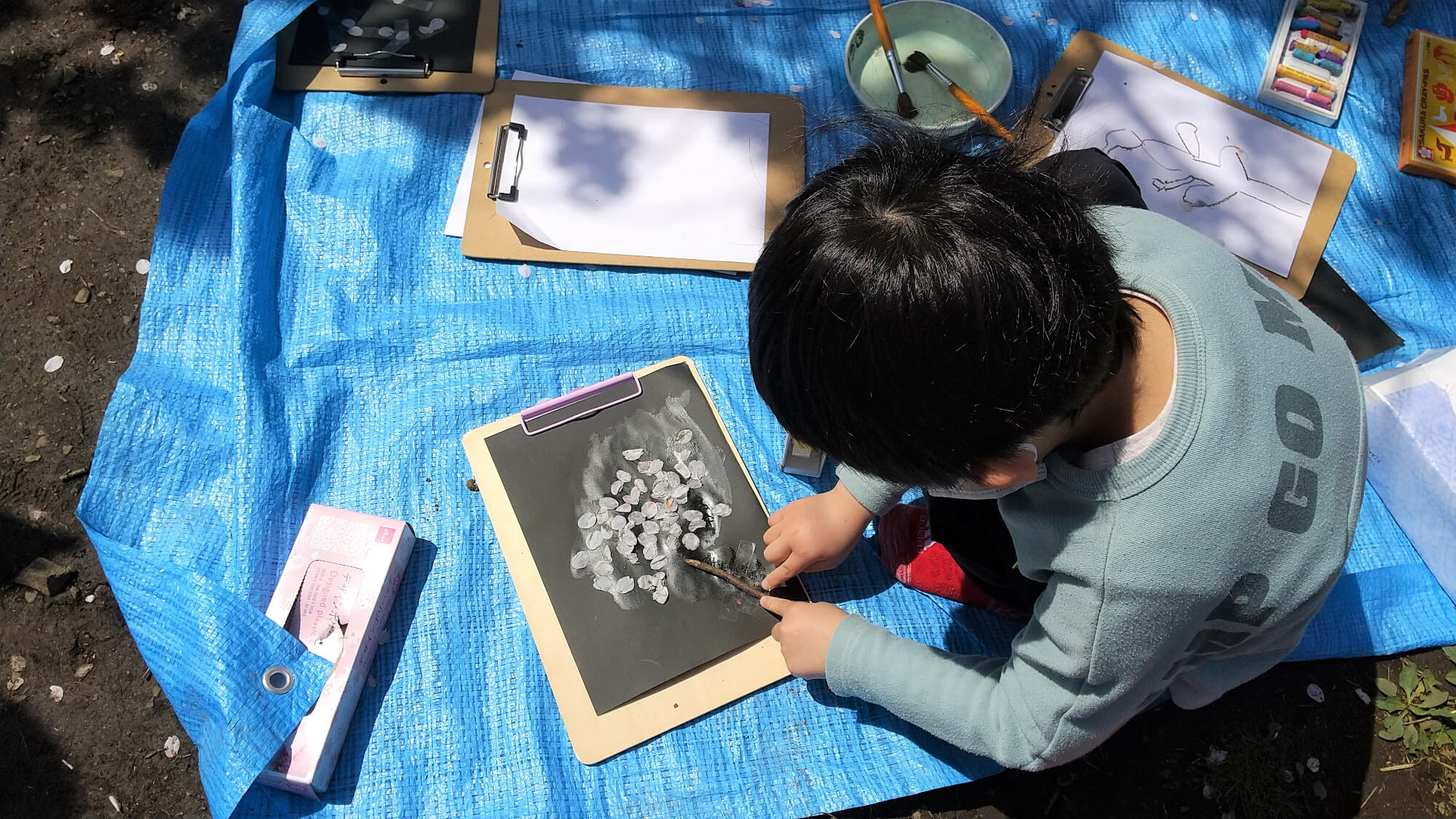 桜の花の絵を描く子ども