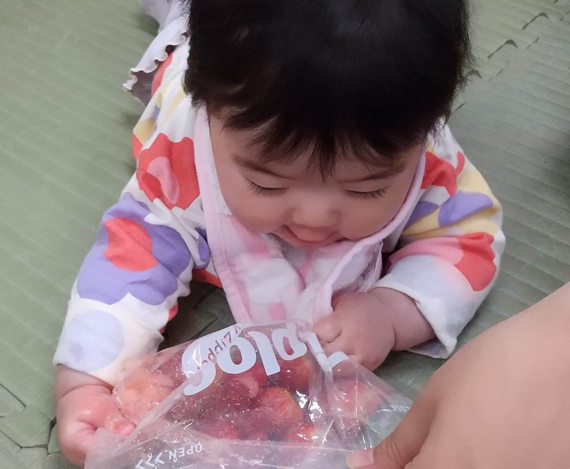 袋に入ったイチゴを潰す子ども