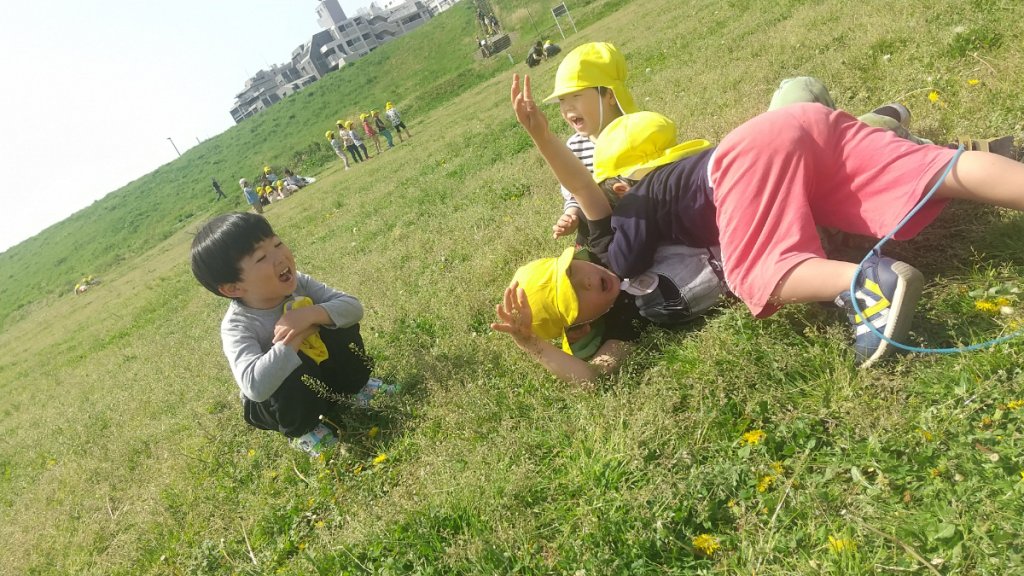 芝生で遊ぶ子どもたち