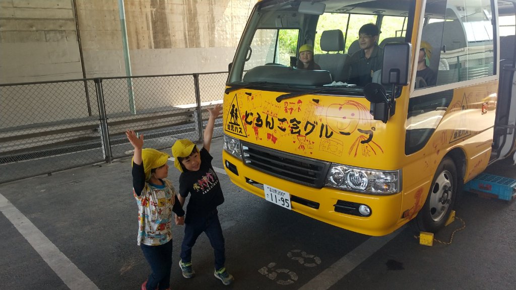 バスの前を通る子どもたち