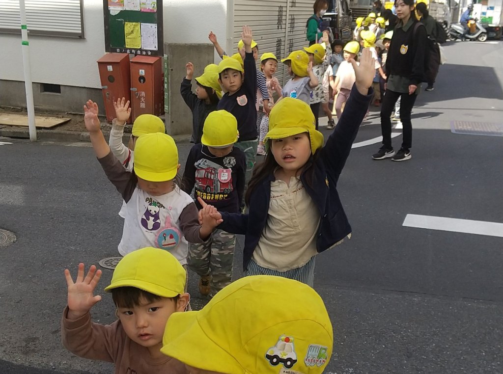 手をあげてわたる子どもたち