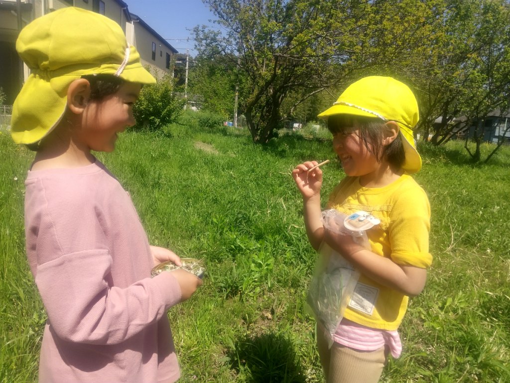河川敷で遊ぶ子どもたち