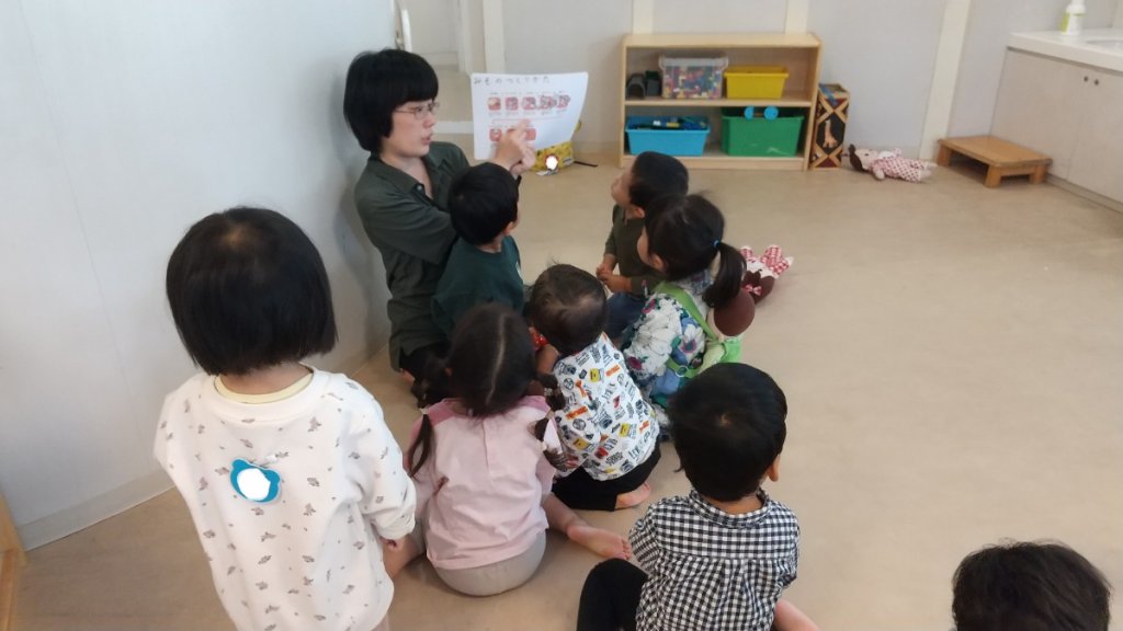 味噌づくりの工程を話す保育士
