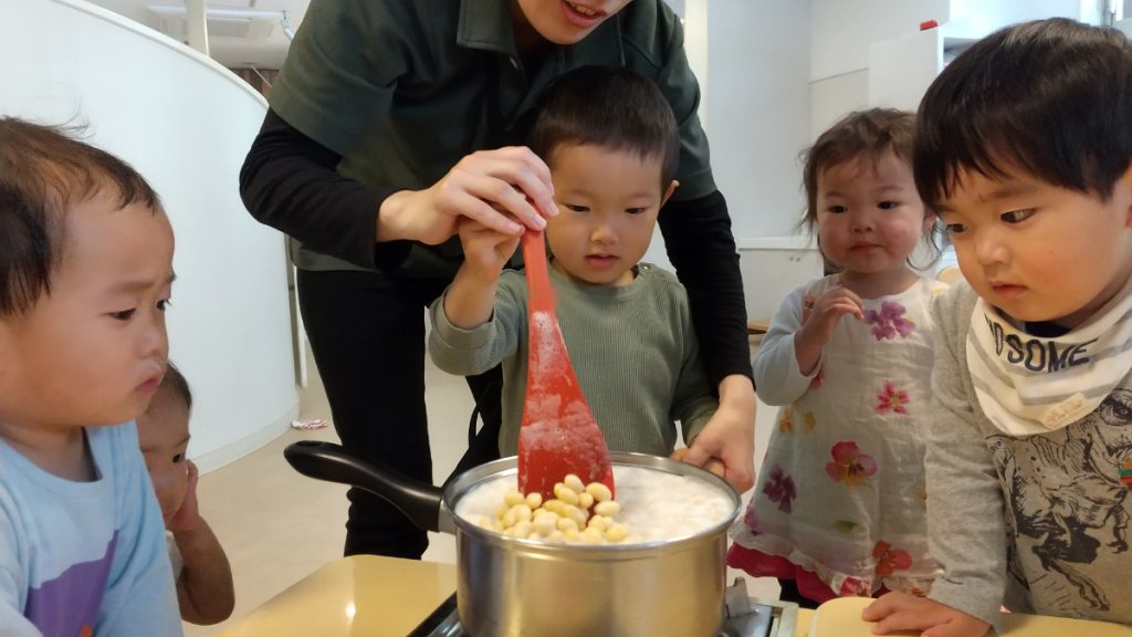大豆を煮る子どもたち