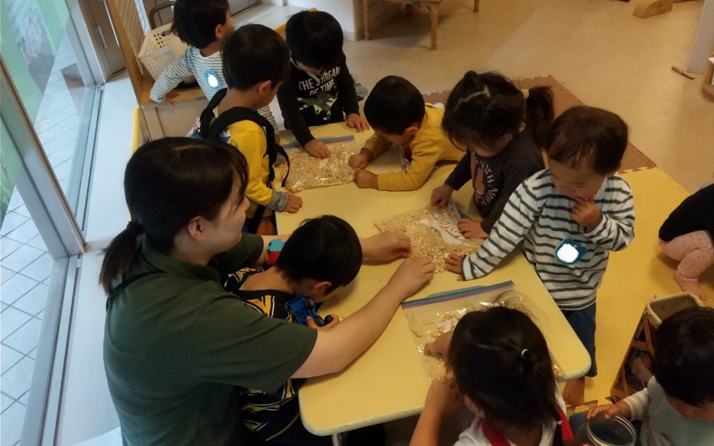 大豆をつぶす作業