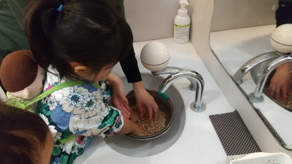 大豆を洗う子どもたち