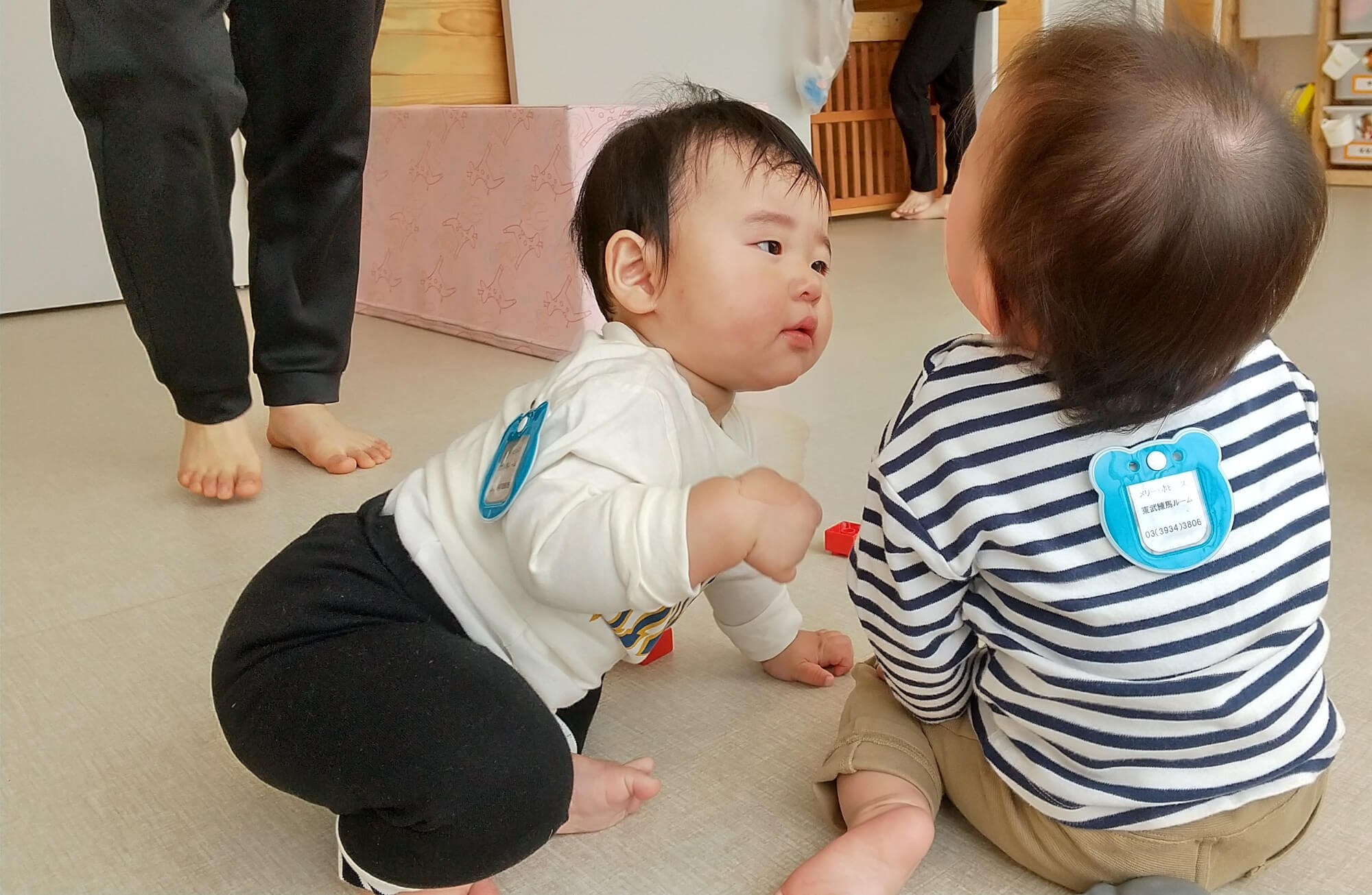 友だちの顔を覗き込む子どもの様子