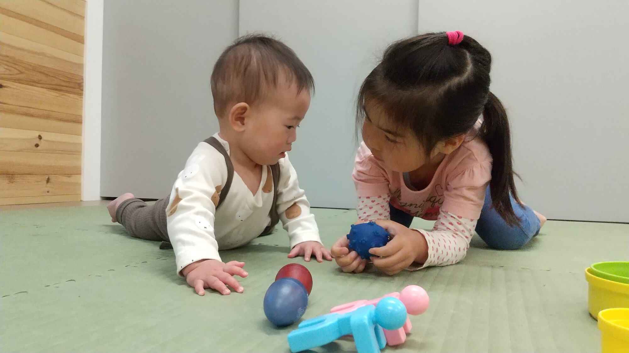 異年齢の子どもたちが遊ぶ様子