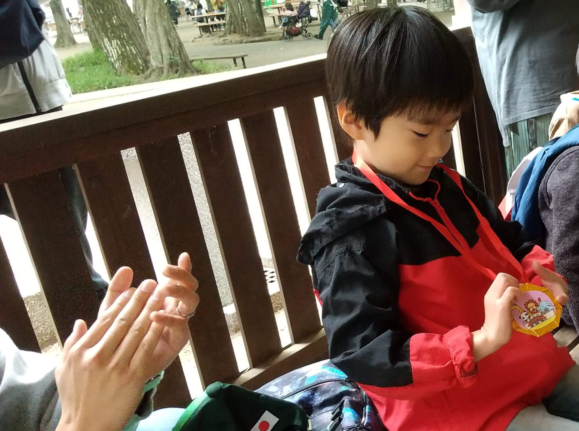 メダルのプレゼントを受け取る子ども