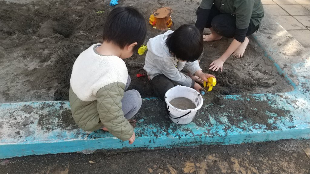 砂場で遊ぶ子どもたち