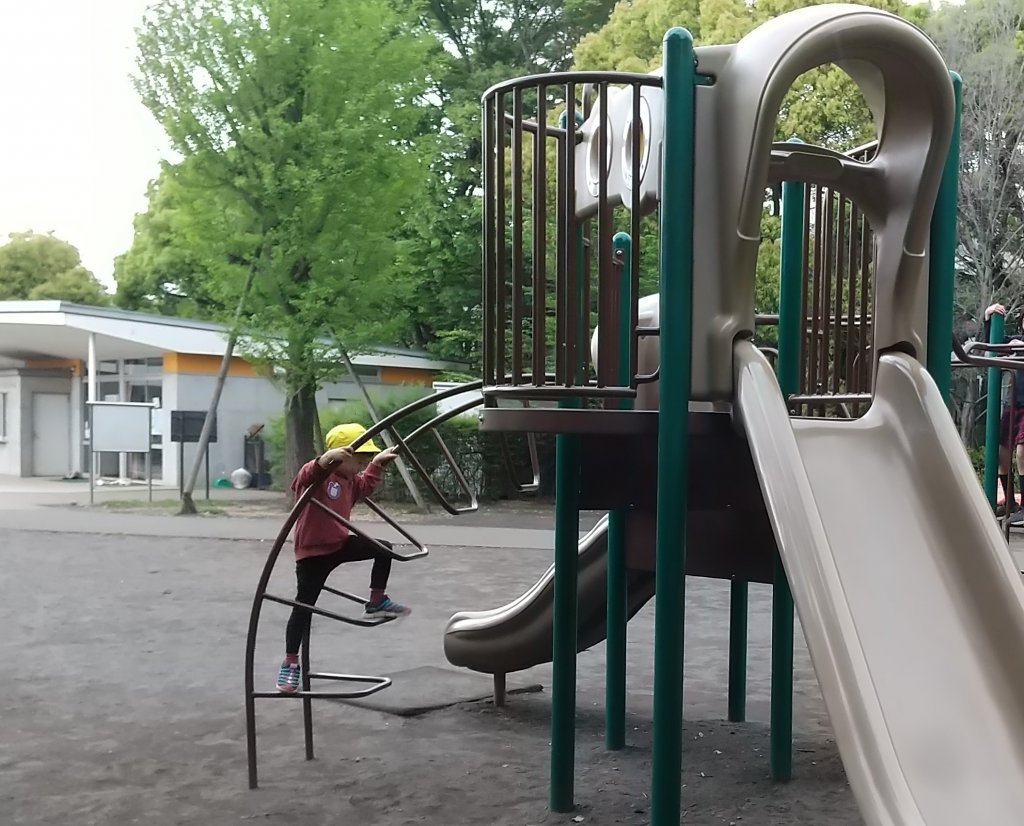 遊具で遊ぶ子ども