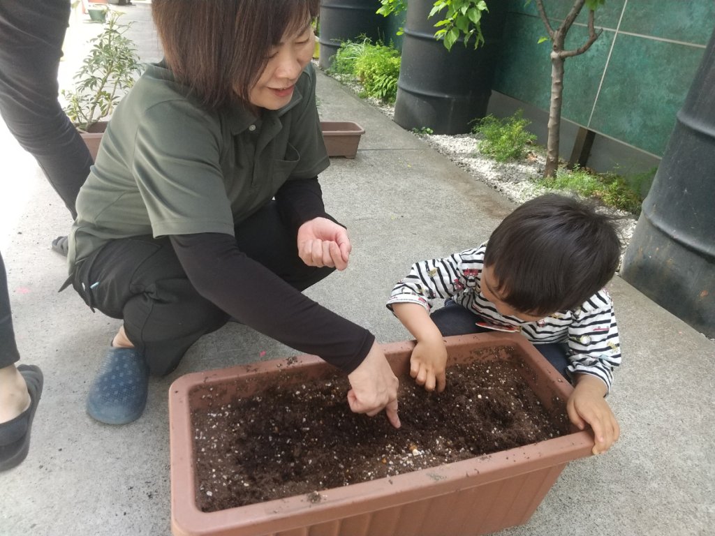 種をまく子どもとスタッフ