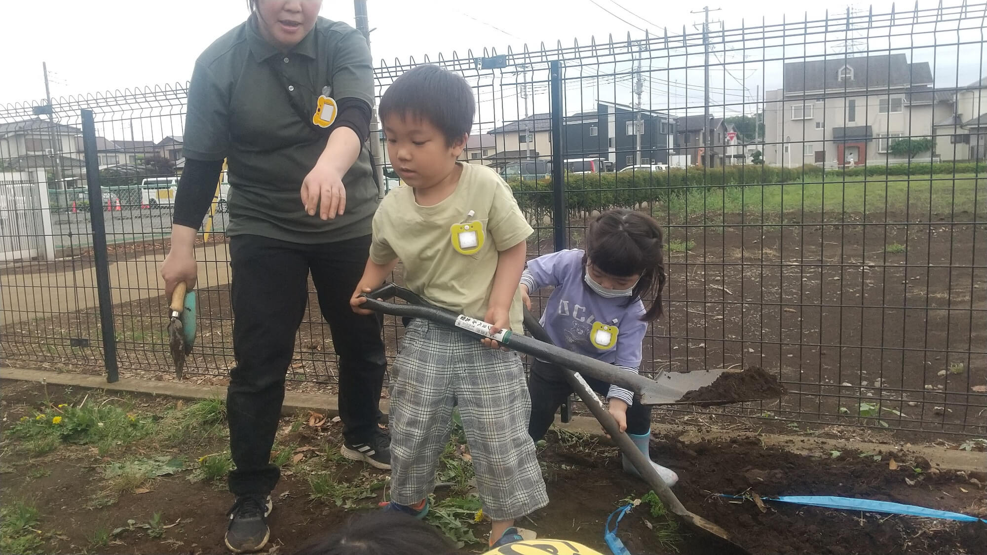 スコップで穴を掘る子どもたち