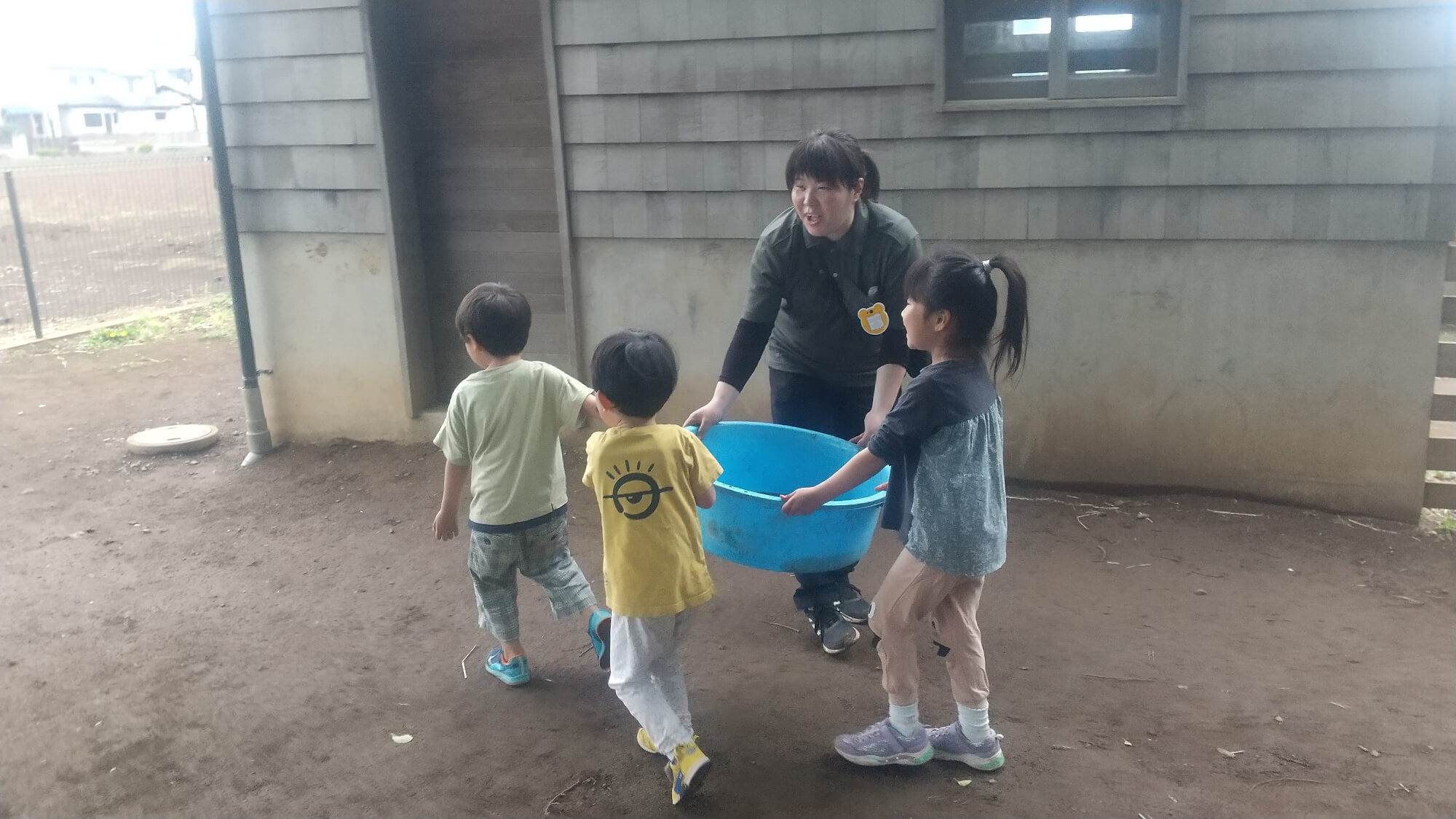 タライで水を運ぶ子どもたち