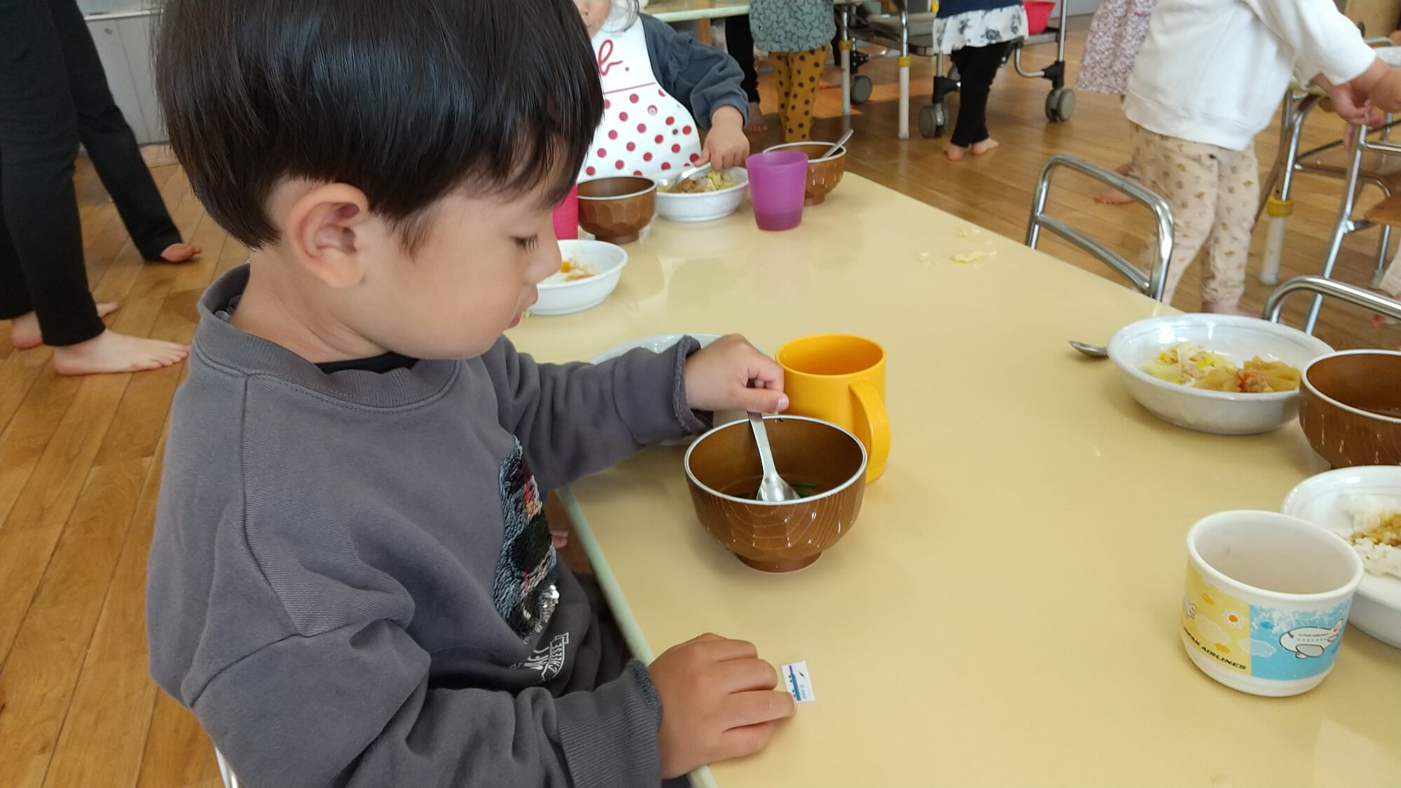 給食を食べる子ども